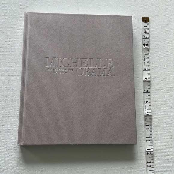 Coffee Table Book - Michelle Obama A Photographic Journey ๐ - Picture 11 of 12